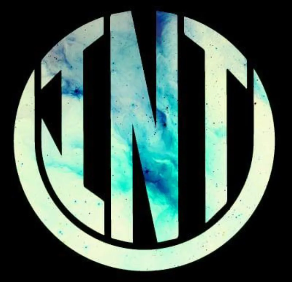 Posavasos de vidrio Inherente, diseño 2025: logo sobre fondo negro