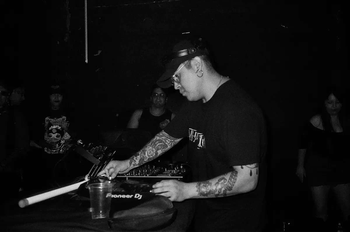 AlDES durante un showcase de Inherente Project Records